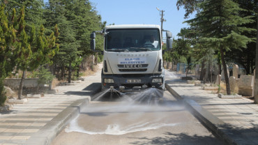 Mezarlık Alanları Bayrama Hazırlandı