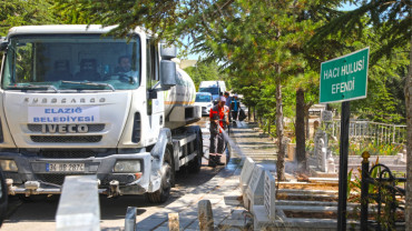 Mezarlık Alanları Bayrama Hazırlandı