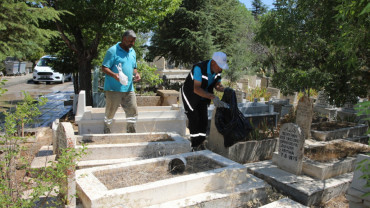 Mezarlık Alanları Bayrama Hazırlandı