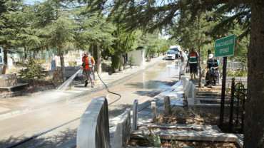 Mezarlık Alanları Bayrama Hazırlandı