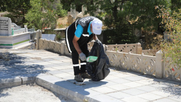 Mezarlık Alanları Bayrama Hazırlandı