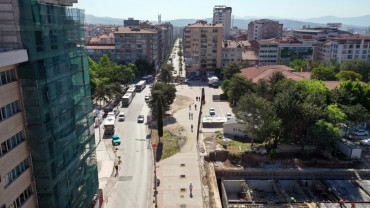Elazığ Belediyesi Kent Meydanı Çalışma Sahasındaki Ağaçları Taşıyacak
