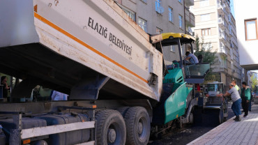 Elazığ Belediyesi, Yeni Mahalle'de Asfaltlama Çalışmalarını Sürdürüyor