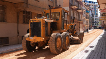 Elazığ Belediyesi, Yeni Mahalle'de Asfaltlama Çalışmalarını Sürdürüyor