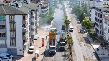 Elazığ Belediyesi Asfalt Yenileme Çalışmalarını Sürdürüyor