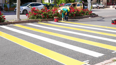 Elazığ Belediyesi Yollarda Yol Çizgi, Yaya Çizgisi ve İşaret Çalışmaları Gerçekleştiriyor