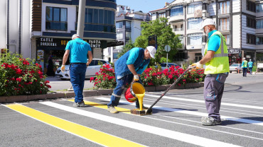 Elazığ Belediyesi Yollarda Yol Çizgi, Yaya Çizgisi ve İşaret Çalışmaları Gerçekleştiriyor