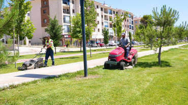 Elazığ Belediyesi'nden Yeşil Alanlarda Yaz Temizliği ve Bakımı