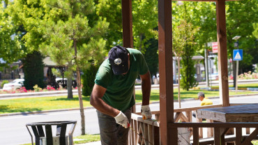 Elazığ Belediyesi'nden Yeşil Alanlarda Yaz Temizliği ve Bakımı