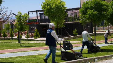 Elazığ Belediyesi'nden Yeşil Alanlarda Yaz Temizliği ve Bakımı