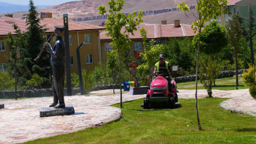 Elazığ Belediyesi'nden Yeşil Alanlarda Yaz Temizliği ve Bakımı