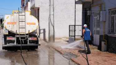 Elazığ Belediyesi'nden Aksaray ve Hicret Mahallelerinde Kapsamlı Temizlik