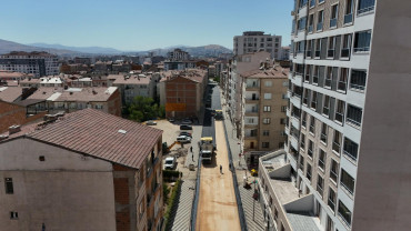Elazığ Belediyesi, Rızaiye Mahallesi'nde Yol Yenileme Çalışması Yapıyor