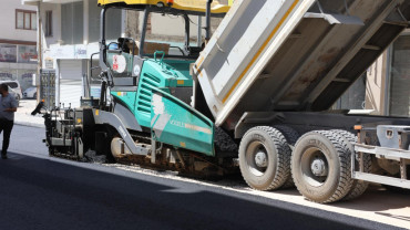 Elazığ Belediyesi, Rızaiye Mahallesi'nde Yol Yenileme Çalışması Yapıyor