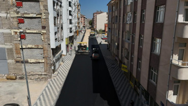 Elazığ Belediyesi, Rızaiye Mahallesi'nde Yol Yenileme Çalışması Yapıyor