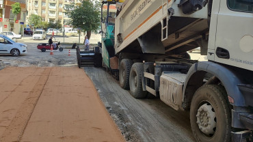 Elazığ Belediyesi, Rızaiye Mahallesi'nde Yol Yenileme Çalışması Yapıyor