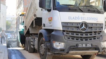 Elazığ Belediyesi, Yol Yenileme Çalışmalarını Sürdürüyor