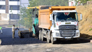 Elazığ Belediyesi, Esentepe Mahallesi'nde Yol Yenileme Çalışması Yapıyor