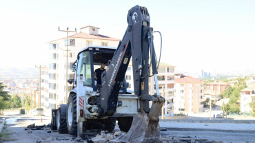 Elazığ Belediyesi, Esentepe Mahallesi'nde Yol Yenileme Çalışması Yapıyor