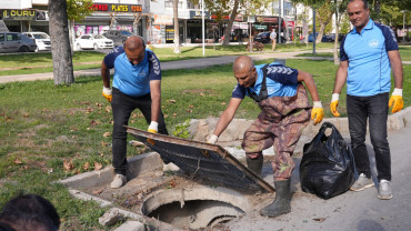 Elazığ Belediyesi Yağmur Suyu Izgaralarında Temizlik Çalışması Başlattı