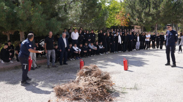 Elazığ İtfaiyesi'nden Öğrencilere Deprem Ve Yangınla Mücadele Eğitimleri Veriliyor