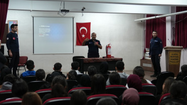 Elazığ İtfaiyesi'nden Öğrencilere Deprem Ve Yangınla Mücadele Eğitimleri Veriliyor