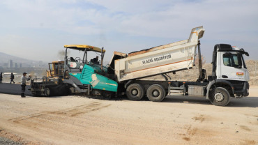 Elazığ Belediyesi'nin Yürüttüğü Yol Yenileme Çalışmaları Devam Ediyor