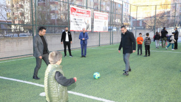 MAHALLELERDEKİ SPOR YATIRIMLARINI SÜRDÜREN BAŞKAN ŞERİFOĞULLARI, ÇOCUKLARIN NEŞESİNE ORTAK OLDU