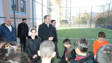 MAHALLELERDEKİ SPOR YATIRIMLARINI SÜRDÜREN BAŞKAN ŞERİFOĞULLARI, ÇOCUKLARIN NEŞESİNE ORTAK OLDU