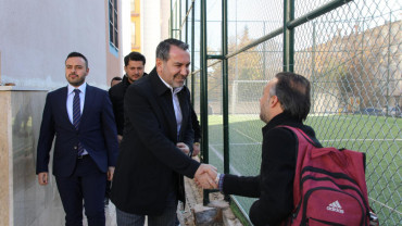 MAHALLELERDEKİ SPOR YATIRIMLARINI SÜRDÜREN BAŞKAN ŞERİFOĞULLARI, ÇOCUKLARIN NEŞESİNE ORTAK OLDU