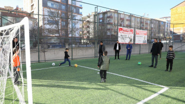 MAHALLELERDEKİ SPOR YATIRIMLARINI SÜRDÜREN BAŞKAN ŞERİFOĞULLARI, ÇOCUKLARIN NEŞESİNE ORTAK OLDU