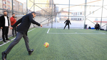 MAHALLELERDEKİ SPOR YATIRIMLARINI SÜRDÜREN BAŞKAN ŞERİFOĞULLARI, ÇOCUKLARIN NEŞESİNE ORTAK OLDU