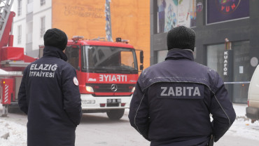 Elazığ İtfaiyesi Kent Genelinde Buz Sarkıtlarına Müdahale Ediyor