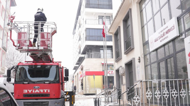 Elazığ İtfaiyesi Kent Genelinde Buz Sarkıtlarına Müdahale Ediyor