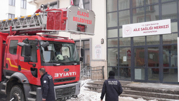 Elazığ İtfaiyesi Kent Genelinde Buz Sarkıtlarına Müdahale Ediyor