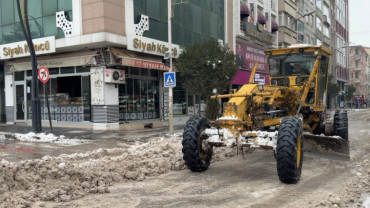 Elazığ Belediyesi, Vali Fahri Bey Caddesi'nde Kar Küreme ve Temizlik Çalışması Yaptı