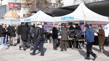 Elazığ Belediyesi'nden Soğuk Kış Günlerinde Vatandaşların İçini Isıtan Sıcak İkramlar