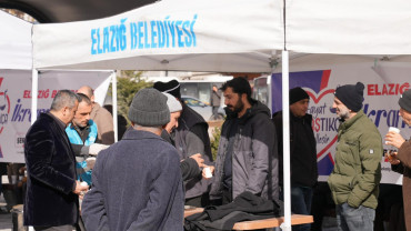 Elazığ Belediyesi'nden Soğuk Kış Günlerinde Vatandaşların İçini Isıtan Sıcak İkramlar