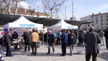 Elazığ Belediyesi'nden Soğuk Kış Günlerinde Vatandaşların İçini Isıtan Sıcak İkramlar