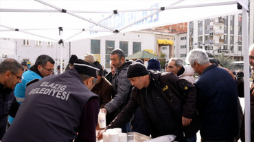 Elazığ Belediyesi'nden Soğuk Kış Günlerinde Vatandaşların İçini Isıtan Sıcak İkramlar