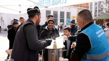 Elazığ Belediyesi'nden Soğuk Kış Günlerinde Vatandaşların İçini Isıtan Sıcak İkramlar