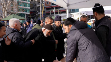 Elazığ Belediyesi'nden Soğuk Kış Günlerinde Vatandaşların İçini Isıtan Sıcak İkramlar