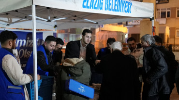 Elazığ Belediyesi'nden Kandil Simidi ve Süt İkramı