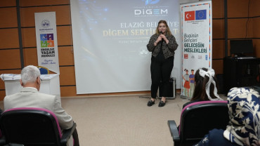 Elazığ Belediyesi DİGEM'de Kursiyerler Sertifikalarını Aldı