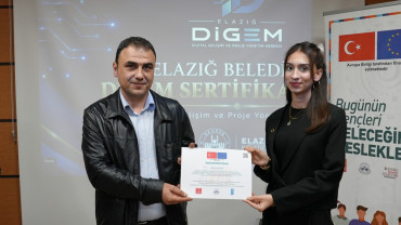 Elazığ Belediyesi DİGEM'de Kursiyerler Sertifikalarını Aldı