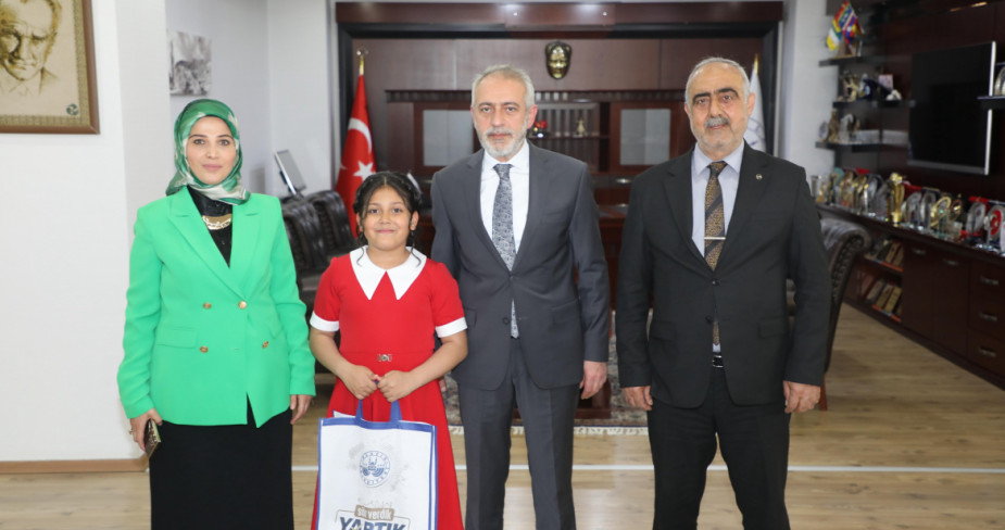 Başkan Şerifoğulları’nın Makamını, Minik Öğrenci Birici Devraldı
