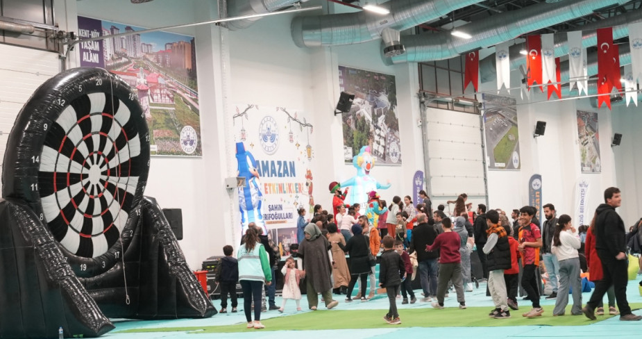 Çocuklar Eğleniyor, Aileler Elazığ Belediyesi’nin Hizmetleri Hakkında Bilgi Alıyor