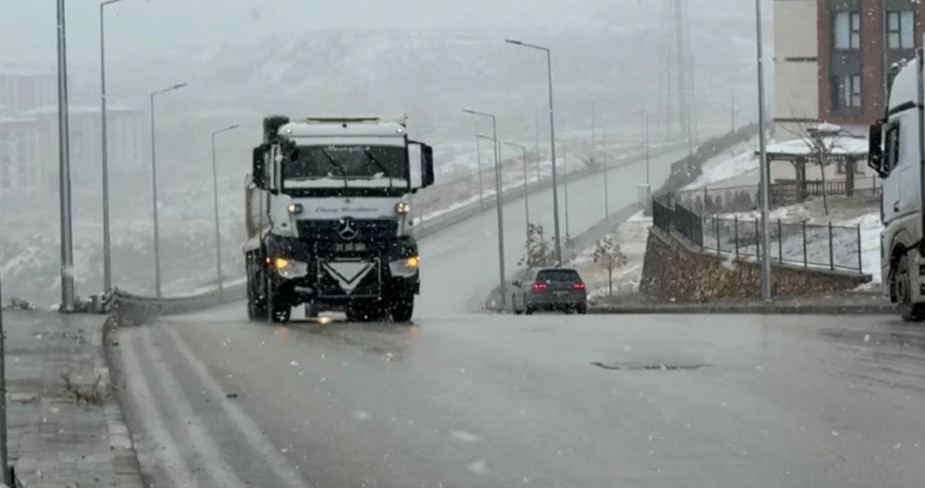 Elazığ Belediyesi Karla Mücadele Ekiplerinden Anında Müdahale