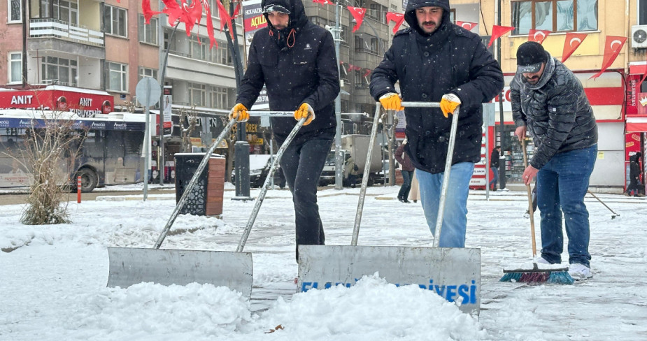 Elazığ Belediyesi Karla Mücadele Ekiplerinden Yoğun Mesai