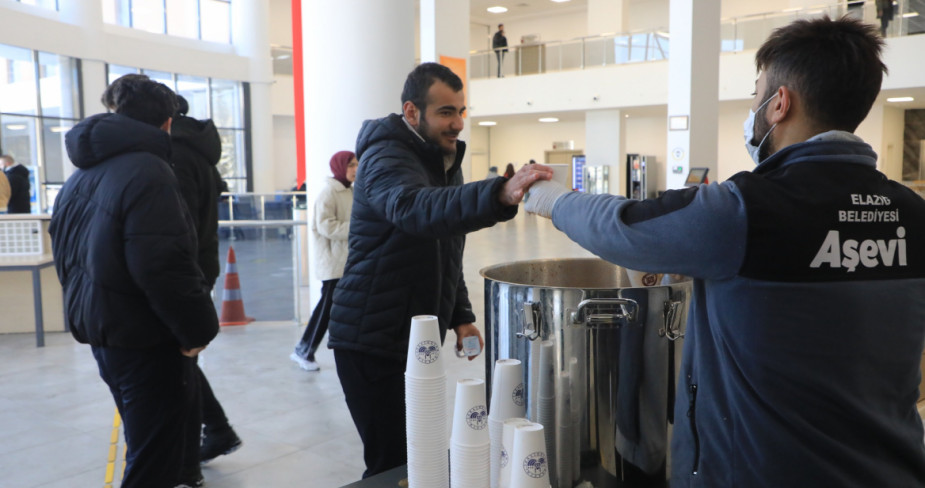Elazığ Belediyesi’nden Öğrencilere Sıcak Çorba İkramı